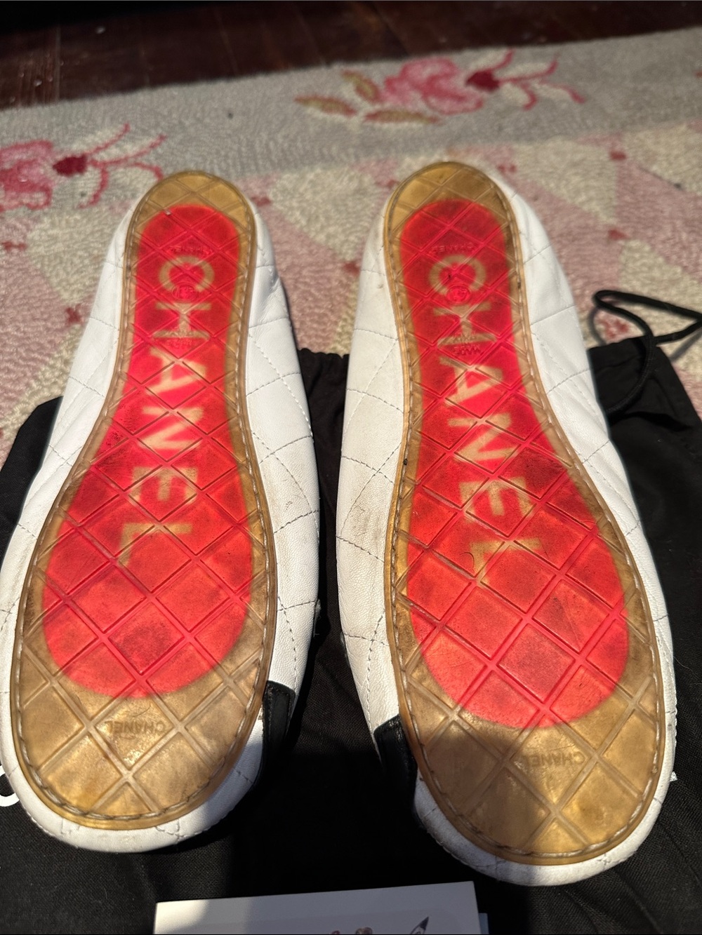 CHANEL White Quilted Leather Ballet Flats with Black CC Emblem - Picture 4 of 5